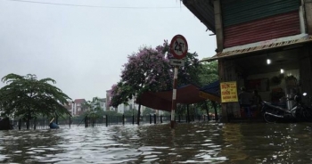 Hà Nội: Chìm trong biển nước chỉ sau... một trận mưa