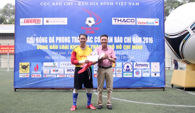 Ho&agrave;ng Giang được trao danh hiệu thủ m&ocirc;n xuất sắc nhất giải.