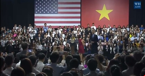 Tổng thống Obama bước v&agrave;o hội trường trong tiếng vỗ tay của c&aacute;c bạn trẻ TP HCM.