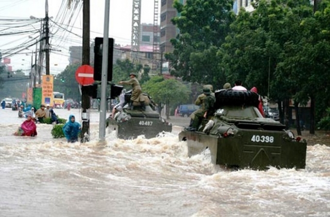 Một trong những h&igrave;nh ảnh của trận mưa lụt kinh ho&agrave;ng tại H&agrave; Nội năm 2008 (Nguồn: internet).
