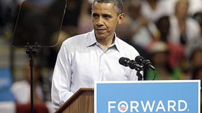 Obama liếc sang m&aacute;y ph&oacute;ng chữ trong l&uacute;c ph&aacute;t biểu tại một chiến dịch tranh cử. (Ảnh: The Hill)