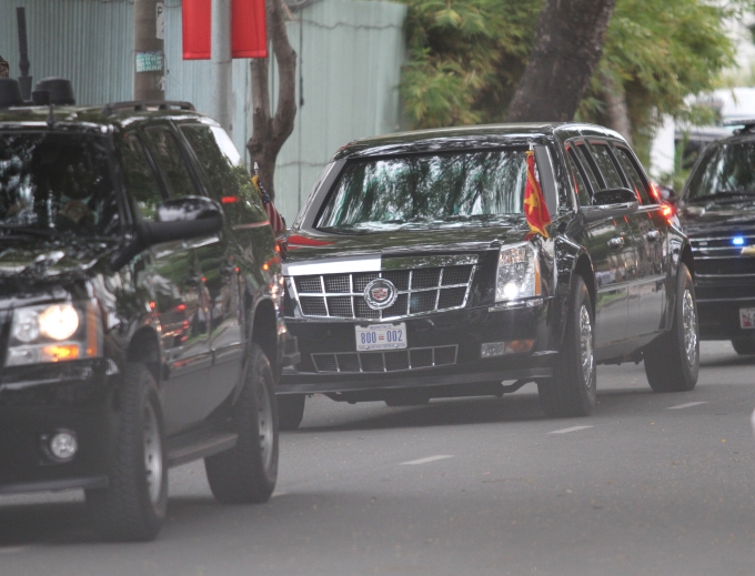 Đo&agrave;n xe của Tổng thống Obam tr&ecirc;n đường ra s&acirc;n bay. (Ảnh: D&acirc;n tr&iacute;)
