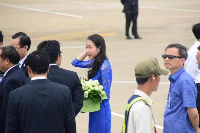&nbsp;Thiếu nữ mặc &aacute;o d&agrave;i mang hoa sen tăng &ocirc;ng Obama trước khi rời khỏi Việt Nam. (Ảnh: Vietnamnet)