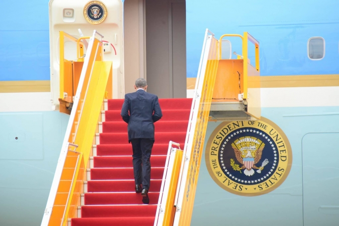 Tổng thống Obama l&ecirc;n m&aacute;y bay chuẩn bị sang Nhật. (Ảnh: Vietnamnet)