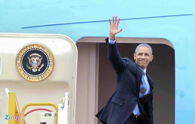 Tổng thống Obama l&ecirc;n m&aacute;y bay sang Nhật tham dự G7. (Ảnh: Zing.vn)