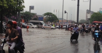 Hà Nội: Mưa lớn gây tắc đường nghiêm trọng