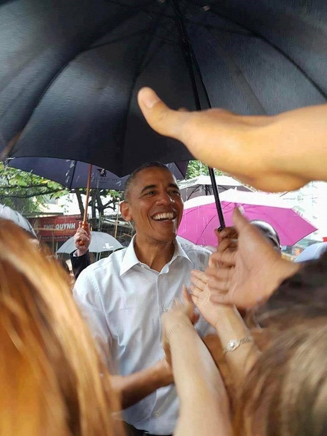 Tổng thống Obama cười th&acirc;n thiện với người d&acirc;n.&nbsp;
