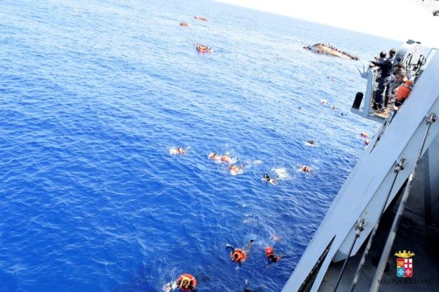 Những người di cư bơi về ph&iacute;a t&agrave;u tuần tra Bettica. (Ảnh: EPA)