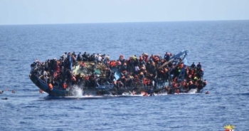 Cận cảnh tàu chở 500 người di cư bị lật ở biển Địa Trung Hải