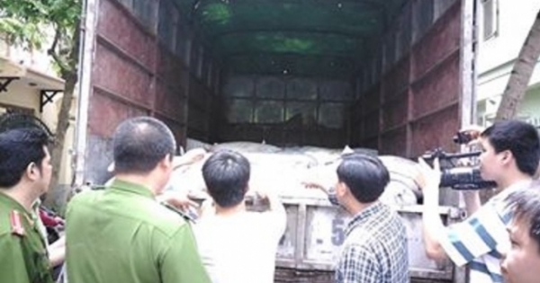 Hà Nội: Đội CSGT số 6 bắt giữ 60 bao mỡ không rõ nguồn gốc