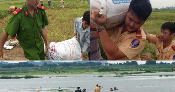 Lực lượng CSGT, công an, quân đội đằm mình "cứu lúa" giúp dân sau trận mưa lớn