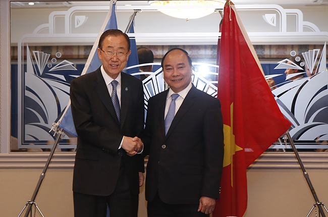 Thủ tướng Nguyễn Xu&acirc;n Ph&uacute;c chụp h&igrave;nh lưu niệm với Tổng Thư k&yacute; LHQ Ban Ki Moon (Ảnh: VGP).