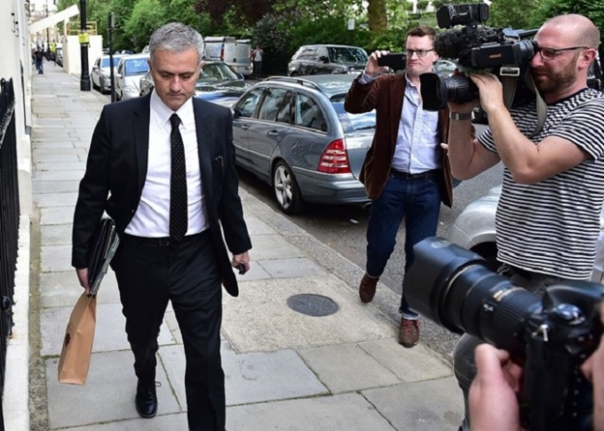 Mourinho trở về nh&agrave; sau lễ k&yacute; hợp đồng.&nbsp;Ảnh: Mirror.