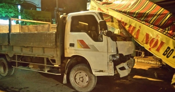 TP HCM: Xe tải mất lái, tông sập quán phở