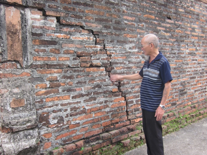 Bức tường hơn 300 năm tuổi nứt vỡ nhiều nơi, rất yếu.