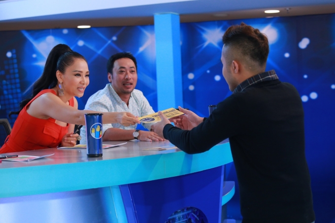 Vietnam Idol: C&ocirc; nh&acirc;n vi&ecirc;n casino Ho&agrave;i Thu khiến ca sĩ Bằng Kiều ngẩn ngơ
