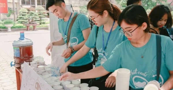400 cốc trà chanh miễn phí dành tặng sinh viên trường Báo trước giờ thi tốt nghiệp