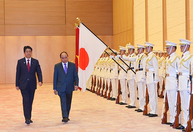 Thủ tướng Nguyễn Xu&acirc;n Ph&uacute;c thăm dự hội đ&agrave;m với Thủ tướng Shinzo Abe (Ảnh: VGP).