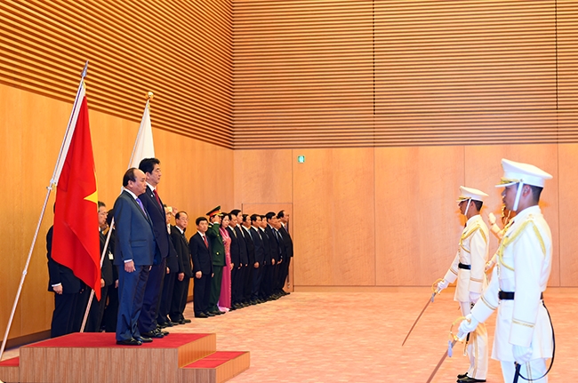 Thủ tướng Nguyễn Xu&acirc;n Ph&uacute;c tham dự hội đ&agrave;m với Thủ tướng Shinzo Abe (Ảnh: VGP)