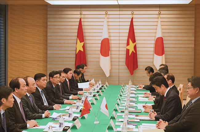 Thủ tướng Nguyễn Xu&acirc;n Ph&uacute;c tham dự hội đ&agrave;m với Thủ tướng Shinzo Abe (Ảnh: VGP)
