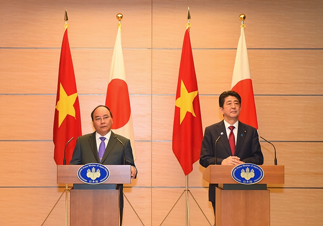 Thủ tướng Nguyễn Xu&acirc;n Ph&uacute;c hội đ&agrave;m với Thủ tướng Shinzo Abe (Ảnh: VGP).