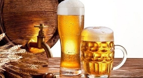 Những người uống bia đều đặn &iacute;t c&oacute; khả năng ph&aacute;t triển căn bệnh cao huyết &aacute;p hơn những người uống rượu hay coktail.