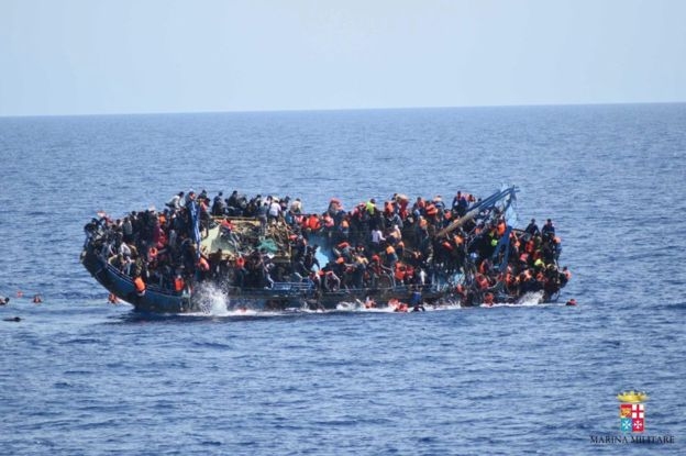 H&igrave;nh ảnh t&agrave;u chở người tị nạn bị lật tại biển Địa Trung Hải h&ocirc;m 25/5.