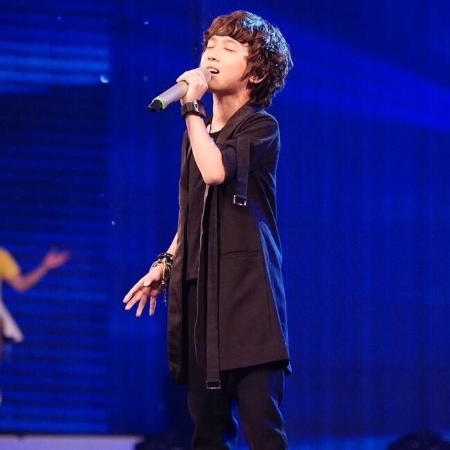 Vietnam Idol Kid 2016: Cậu bé hát đám cưới lần đầu tiên mang giày hát trên sân khấu lớn