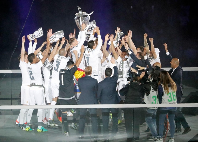 To&agrave;n đội n&acirc;ng cao chiếc cup C1 thứ 11 trong lịch sử CLB Real Madrid.