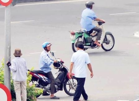 Xe &ocirc;m ch&egrave;o k&eacute;o kh&aacute;ch b&ecirc;n ngo&agrave;i cổng s&acirc;n bay Tấn Sơn Nhất.