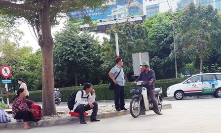 Thậm ch&iacute;, xe &ocirc;m v&agrave;o b&ecirc;n trong b&atilde;i đậu xe m&aacute;y của s&acirc;n bay để bắt kh&aacute;ch.