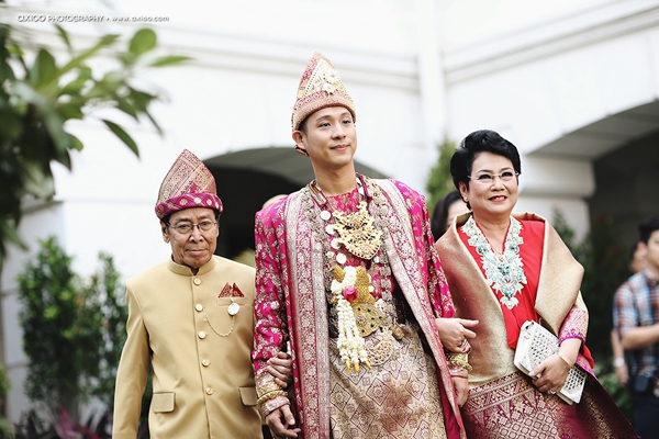 Ch&uacute; rể Junior Liem xuất hiện trong trang phục truyền thống của Indonesia c&ugrave;ng bố mẹ. Tương tự ở Việt Nam, tại Indonesia, đ&aacute;m cưới gồm 2 phần: buổi s&aacute;ng d&agrave;nh cho c&aacute;c nghi lễ truyền thống, dạ tiệc được tổ chức buổi tối.