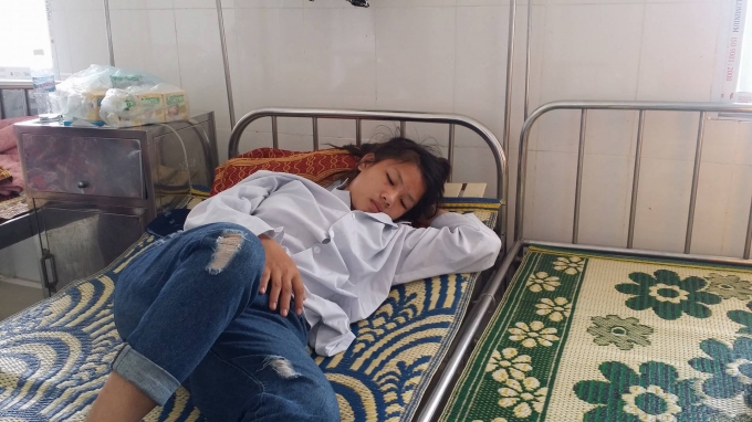 Nữ sinh Nguyễn Thị Nga, nạn nh&acirc;n trong clip bị 4 bạn nữ đ&aacute;nh hội đồng phải nhập viện điều trị.