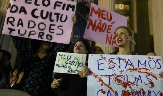 Biểu t&igrave;nh phản đối vụ việc ở Brazil. (Ảnh: AFP)