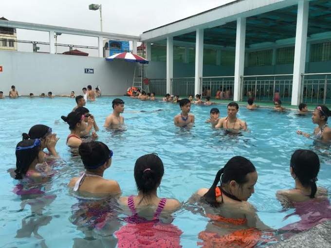 H&agrave; Nội: 300 học sinh học bơi miễn ph&iacute; trong dịp h&egrave;