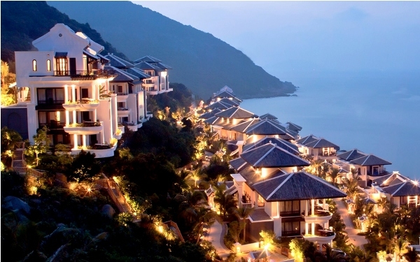 Kh&aacute;ch sạn 5 sao ở Nha Trang về đ&ecirc;m tr&ocirc;ng lung linh, huyền ảo v&agrave; thơ mộng.