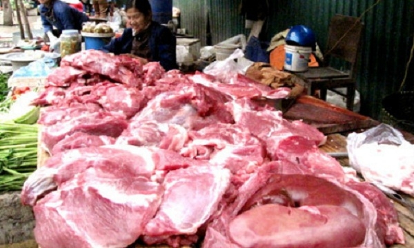Thịt lợn b&agrave;y b&aacute;n tại chợ. Ảnh:&nbsp;Tuệ Minh.