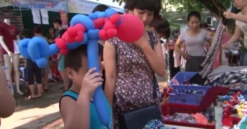 Quốc tế thiếu nhi 1/6: Tưng bừng mua sắm tại hội chợ "Làm cha mẹ"