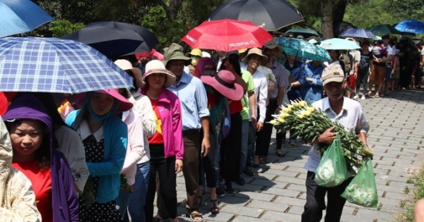 Nườm nượp du khách viếng mộ Đại tướng Võ Nguyên Giáp trong dịp lễ độc lập