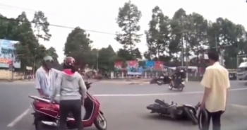 Va chạm xe máy, người phụ nữ hung hăng đẩy ngã cụ già