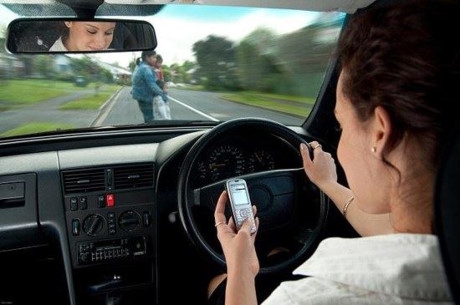 Vừa lái ô tô vừa dùng tay sử dụng điện thoại bị phạt ra sao?