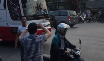 Hà Nội: Bất chấp nguy hiểm, một CSTT bị xe khách dồn ép