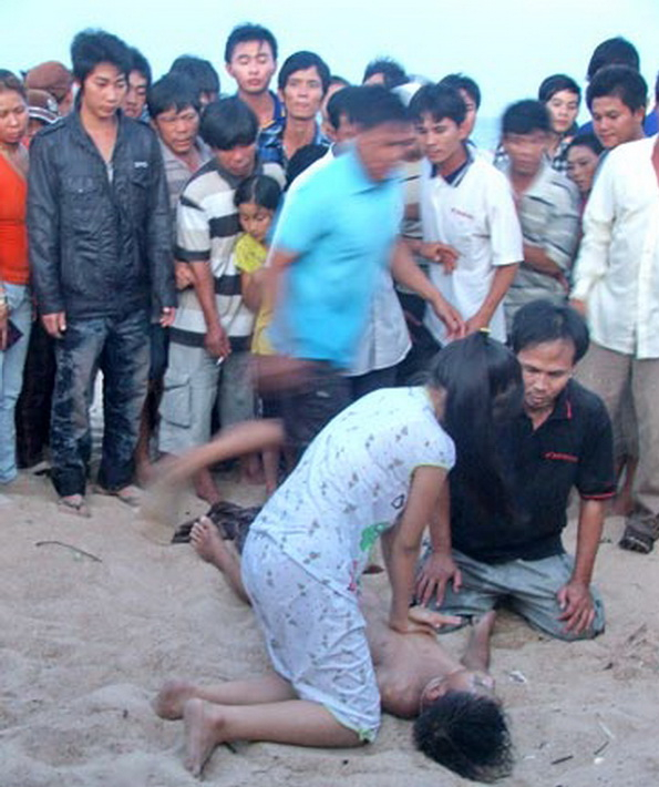 Một vụ sơ cứu nam sinh đuối nước tại b&atilde;i biển Ninh Tịnh 2, phường 9, TP Tuy H&ograve;a.