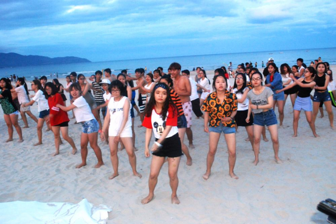 Nhảy flashmob cũng được giới trẻ hưởng ứng nhiệt t&igrave;nh.
