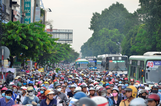 Kẹt xe tr&ecirc;n đường Nguyễn Kiệm (ảnh: Đ&igrave;nh Thảo)