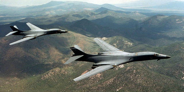 Hai m&aacute;y bay n&eacute;m bom B-1B của Mỹ (Ảnh: Reuters)