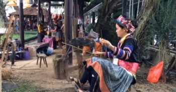 Người Mông phô diễn nghề dệt lanh 