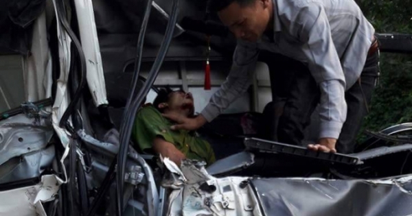 Thanh Hóa: Tai nạn ôtô, một chiến sĩ công an trại giam tử vong
