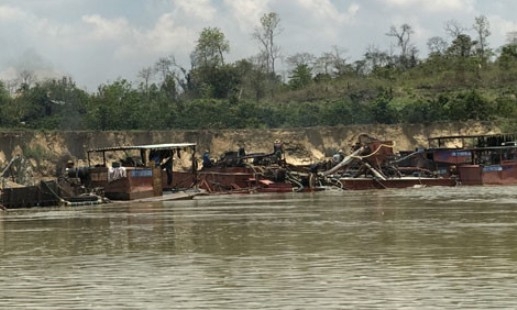 Thanh Hóa: Bắt 10 tàu hút trộm cát sông Mã vào dịp nghỉ lễ