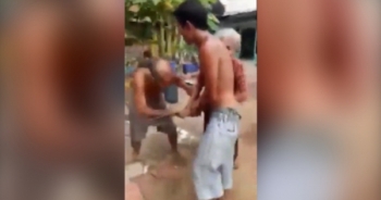 Video: Phẫn nộ con trai bất hiếu đánh cha mặc cho mẹ già khóc lóc van xin